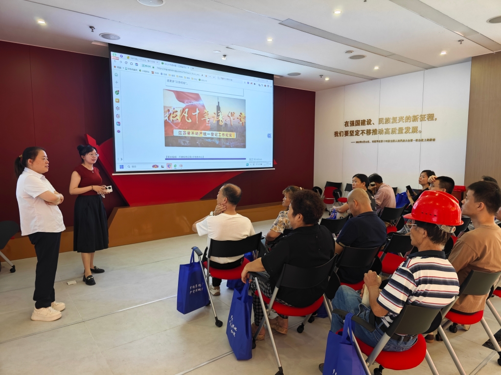 红本十年情 服务零距离 ——新吴自然资源规划分局开展“政府开放月”活动